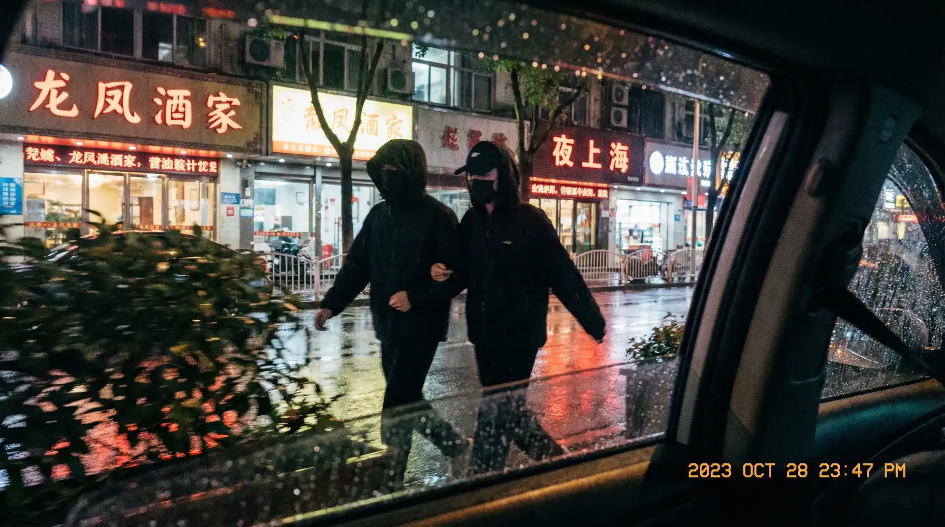 腾龙娱乐 - 顶流明星深夜密会现场抓拍照片